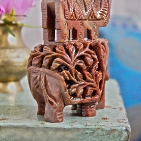 Statuette indienne en marbre sculpté Elephant rouge