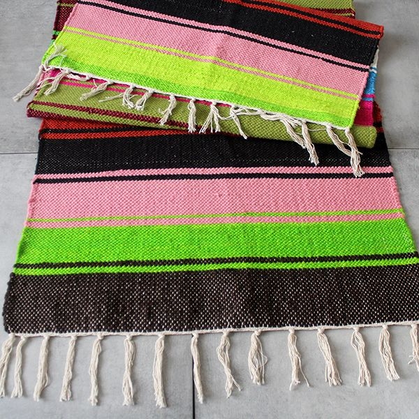 Tapis indien artisanal en coton Dari vert et rose