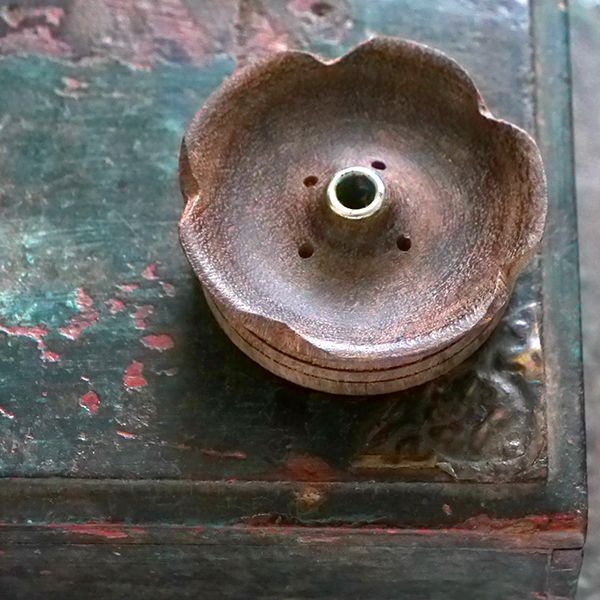 Porte-encens tibétain artisanal en bois lotus