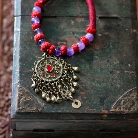 Collier indien antique métal et coton rouge et violet