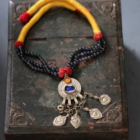 Collier indien antique métal et coton jaune et violet