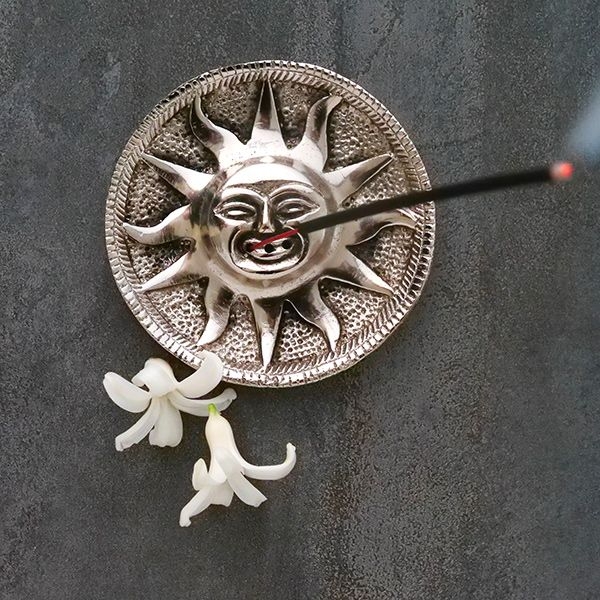 Porte-encens Soleil antique en métal blanc
