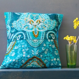 Housse de coussin indienne Kantha bleu clair L40