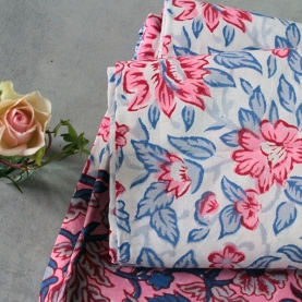 Drap de lit avec taies bleu et rose