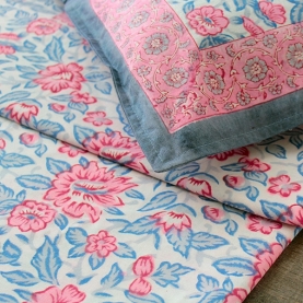 Drap de lit avec taies bleu et rose