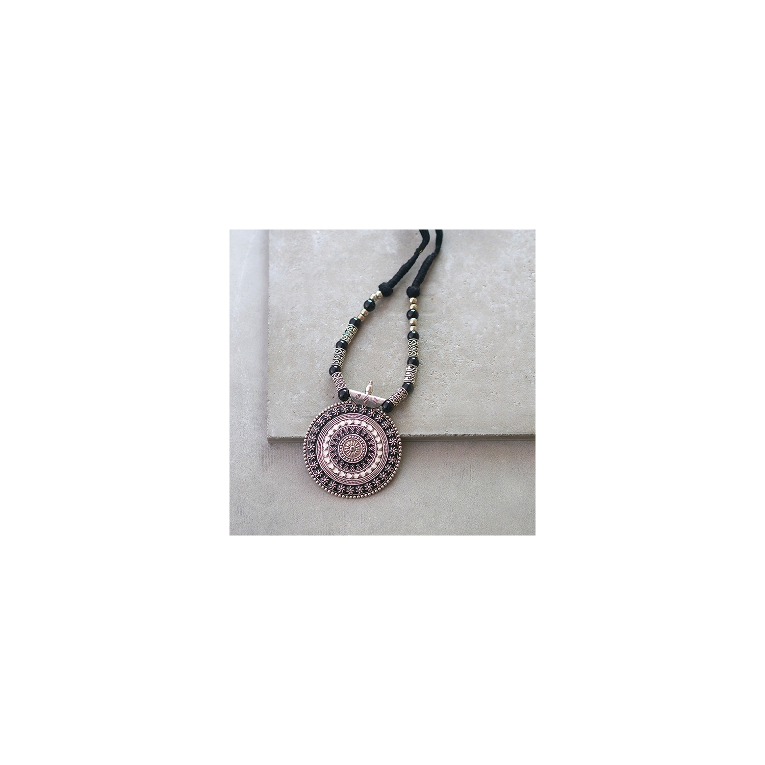 Collier Indien Ancien - Style Ethnique - Alliage Métal - Pendentif Rond - Occasion Bon état