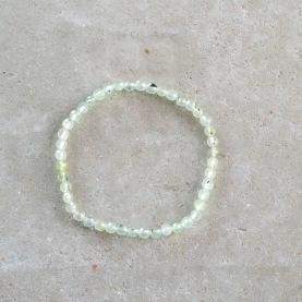 Bracelet with prehnite chipped stones