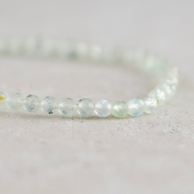 Bracelet with prehnite chipped stones