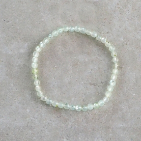 Bracelet with prehnite chipped stones