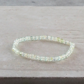 Bracelet with prehnite chipped stones