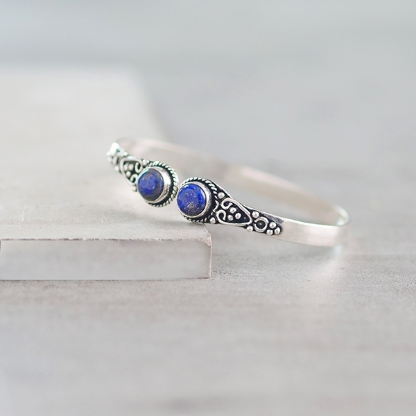 Metal bangle with lapis lazuli stones