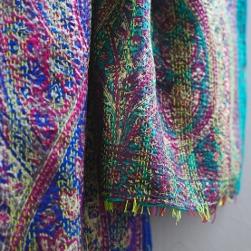 Chemin de table indien artisanal en soie bleu et violet