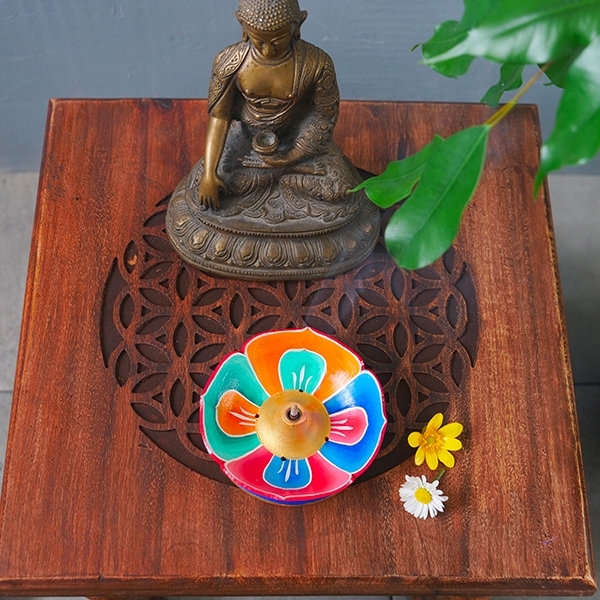 Porte-encens tibétain artisanal en bois peint Lotus