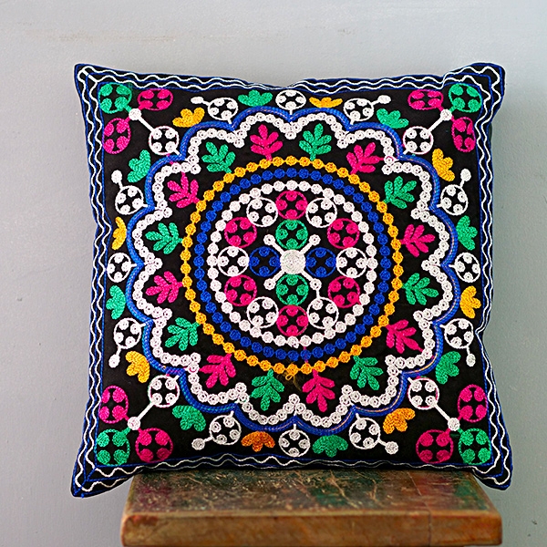 Housse de coussin indienne brodée noire L40