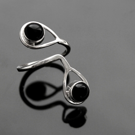 Indian silver ring with 2 black onyx stones S7.5