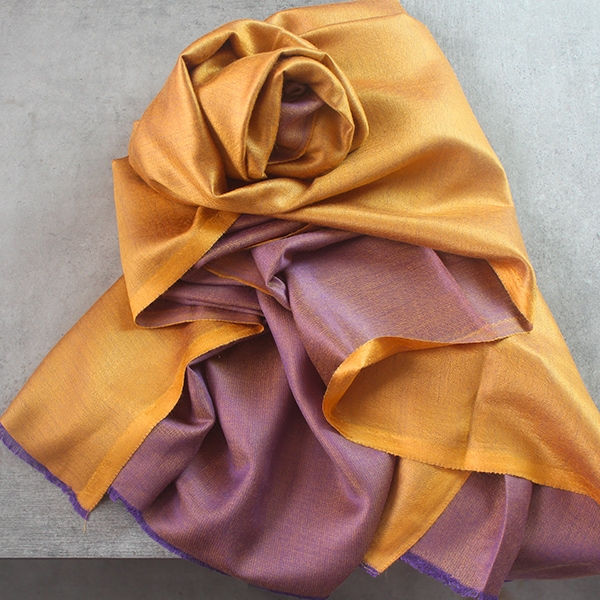 Echarpe indienne soyeuse dorée et violette