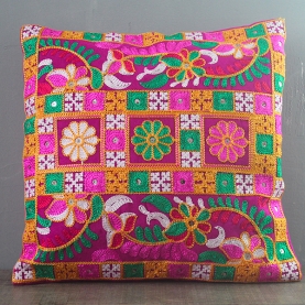 Housse de coussin indienne brodée rose L40