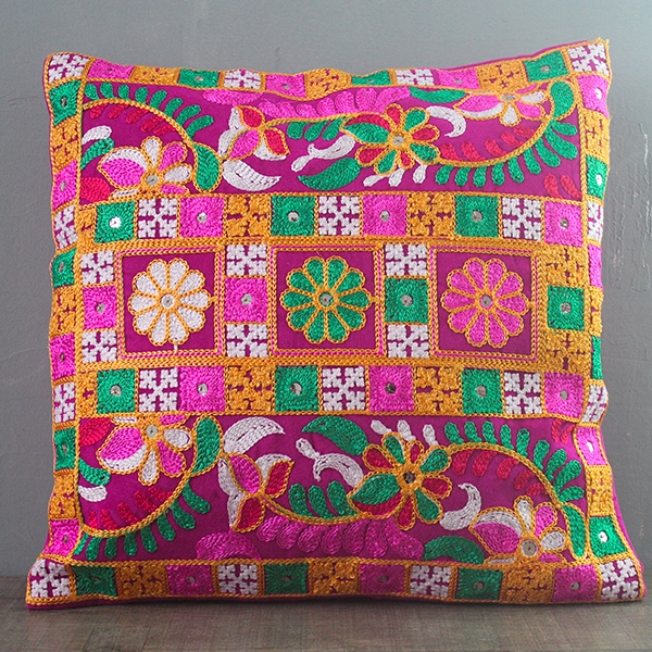 Housse de coussin indienne brodée rose L40