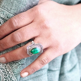 Silver and malachite stone ring