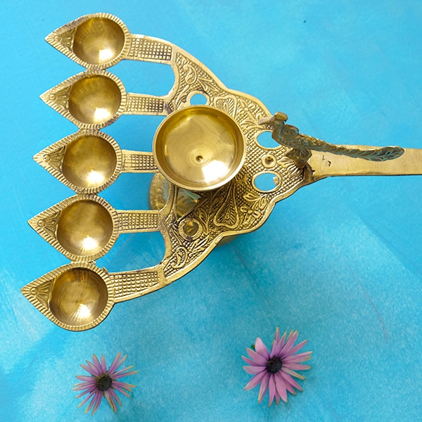 Lampada Da Tavolo A Forma Di Pavone In Ottone E Resina Acrilica Con Foglie Ed Erbe Reali Anni 70 Immagine 3