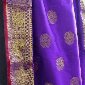 Saree indien violet et rouge