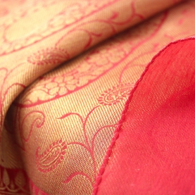 Saree indien rouge et doré