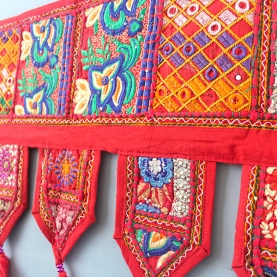 Toran décoration indienne pour porte Patchwork rouge