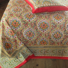 Drap de lit indien avec taies d'oreiller beige et rouge