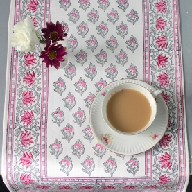 Chemin de table indien artisanal en coton rose et gris