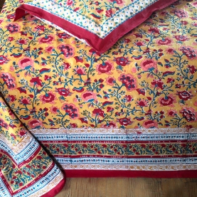 Drap de lit indien avec taies d'oreiller bordeaux et ocre
