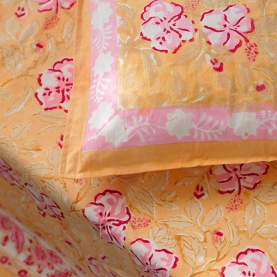 Drap de lit indien avec taies rose et pêche