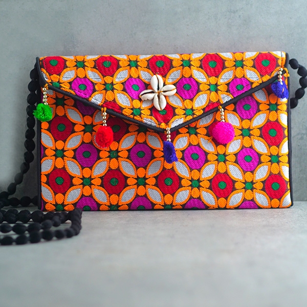 Pochette indienne artisanale Kuch noir et orange