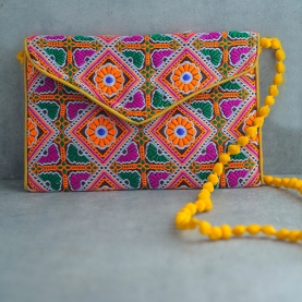 Pochette indienne artisanale Kuch jaune et rose