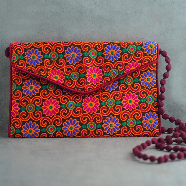 Pochette indienne artisanale Kuch bordeaux et orange