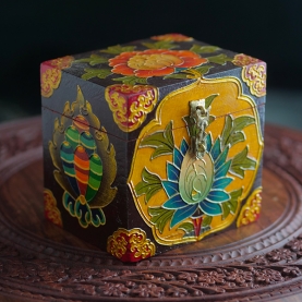 Boîte tibétaine en bois peint