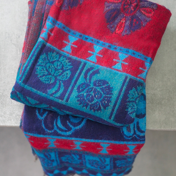 Châle en laine népalais traditionnel bleu et rouge