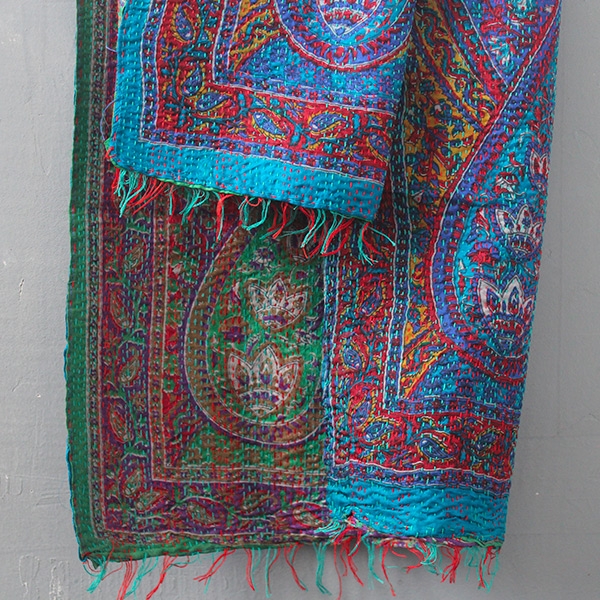 Chemin de table indien artisanal en soie bleu et rouge