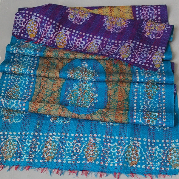 Chemin de table indien artisanal en soie bleu et violet
