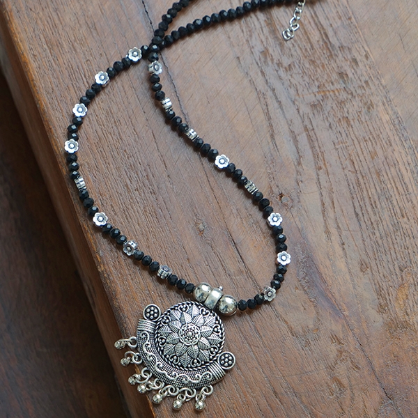 Collier indien ethnique à perles noires