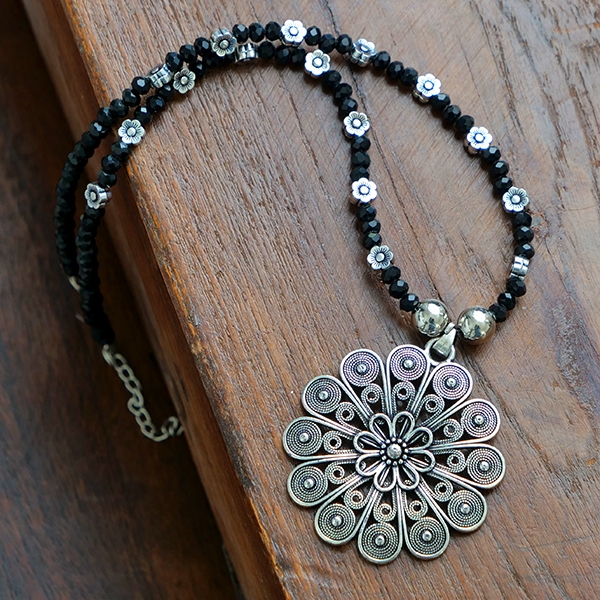Collier indien ethnique à perles noires
