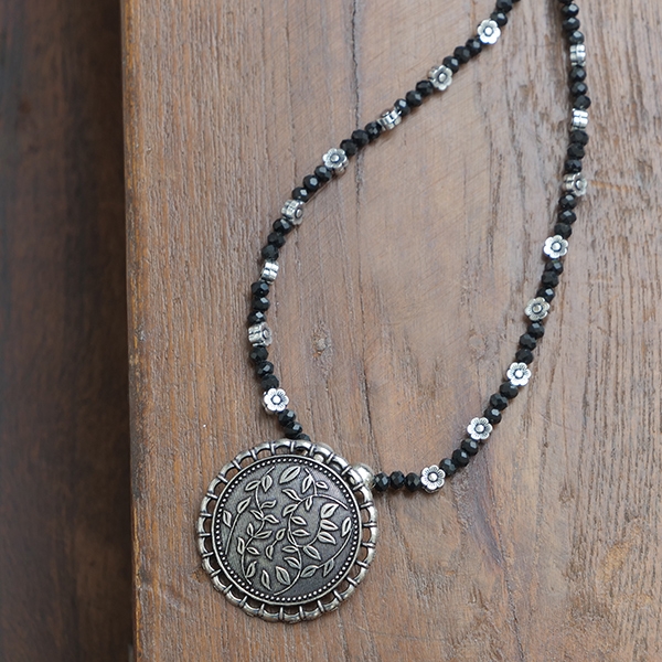 Collier indien ethnique à perles noires