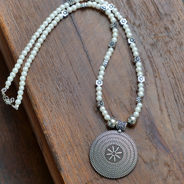 Collier indien ethnique à perles blanches