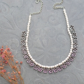 Collier indien ethnique floral à perles blanches