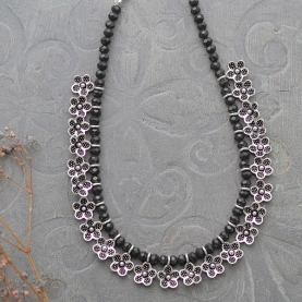 Collier indien ethnique floral à perles noires