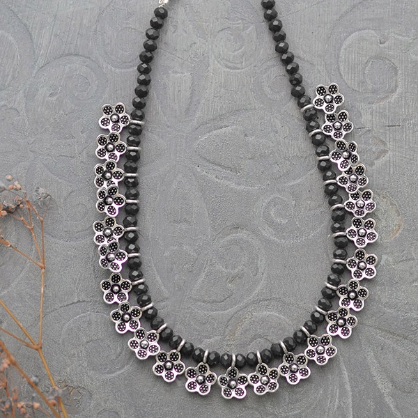 Collier indien ethnique floral à perles noires