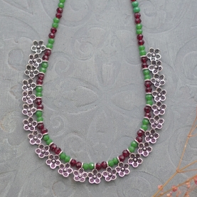 Collier indien ethnique floral à perles