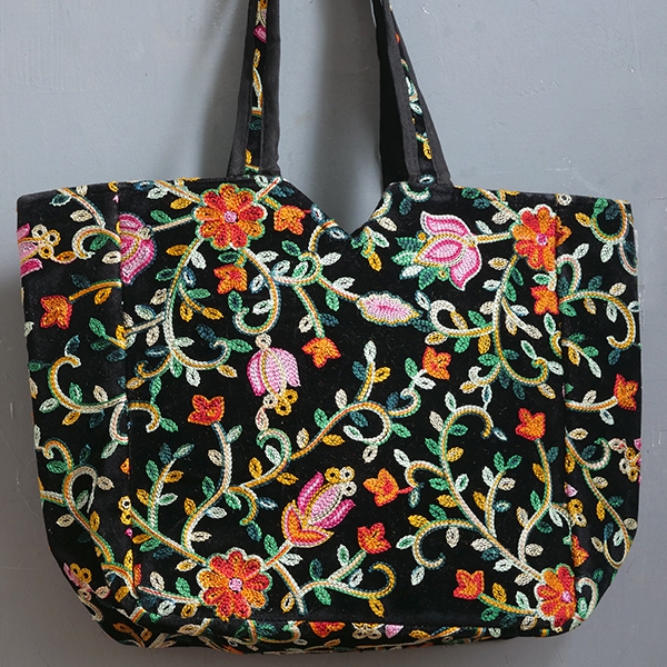 Sac à main indien brodé Matka fleuri noir