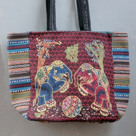 Sac à main indien Kiat brodé éléphants pêche et rouge
