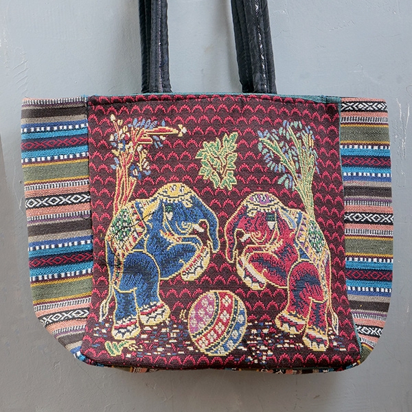 Sac à main indien Kiat brodé éléphants pêche et rouge