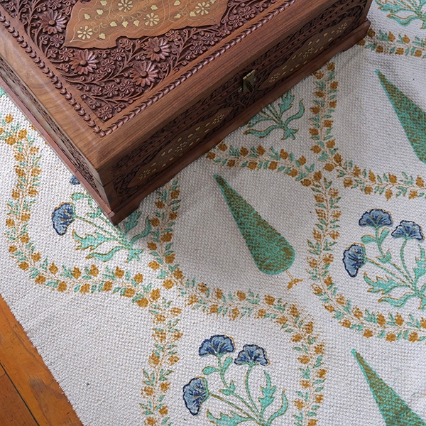 Tapis indien artisanal en coton imprimé écru et cyan